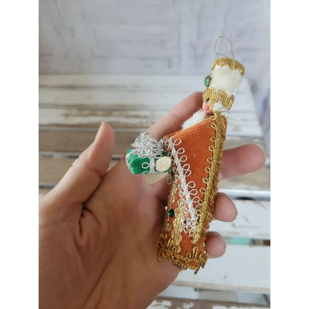 Vintage Wise‎ man present